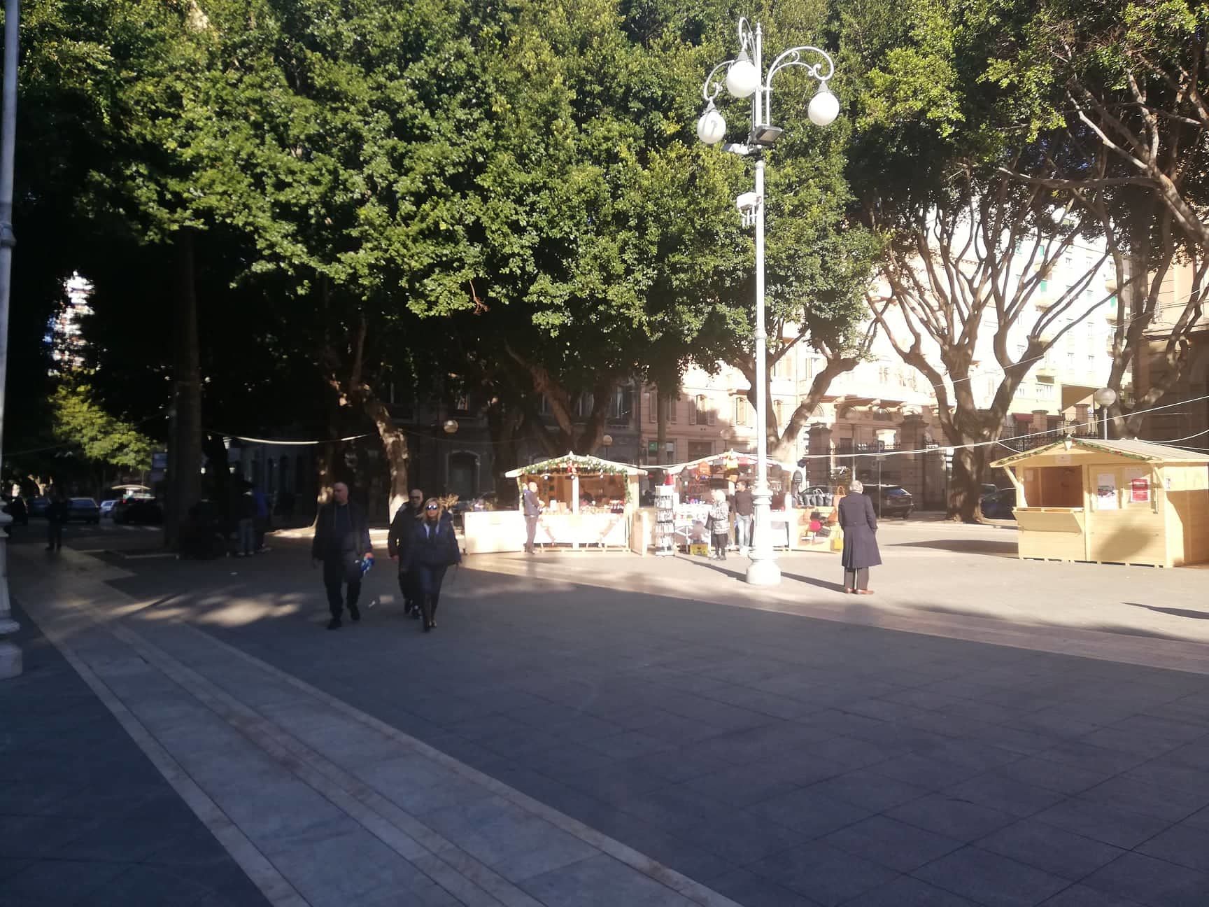 Cagliari, rabbia in piazza del Carmine dopo il caos: “Qui devono tornare le famiglie”