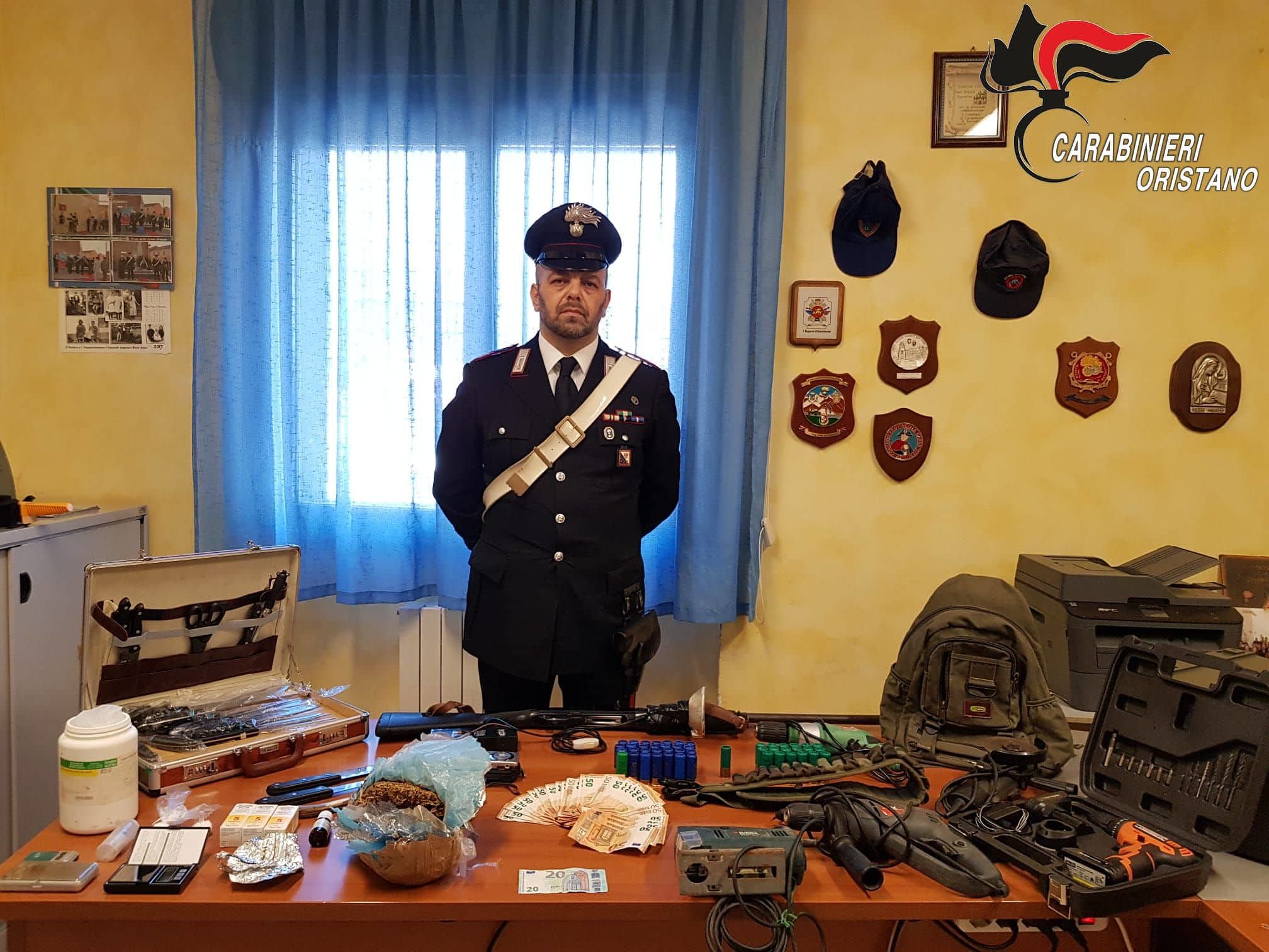 In casa ha droga, armi e 1350 euro: pusher sardo arrestato dai carabinieri