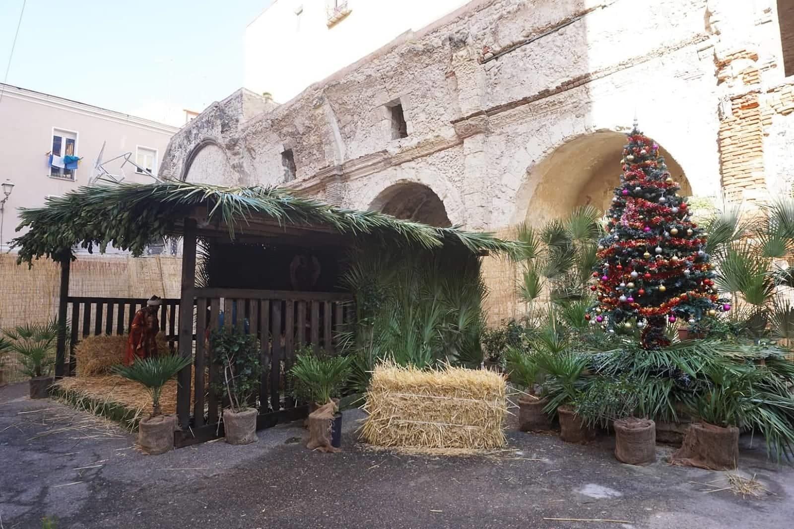 Cagliari, magico Natale anche alla Marina: mega presepe e albero in via Sardegna