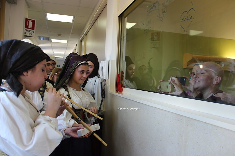 Cagliari, concerto di launeddas per la mamma malata di leucemia: lacrime di gioia all’Oncologico