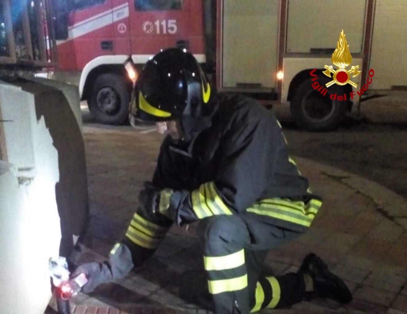 Paura nella notte a Cagliari per la fuga di gas da una tubatura della rete stradale