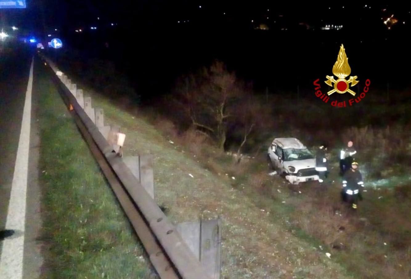 Cagliari, perde il controllo dell’auto sulla 131dir: fuori strada dopo un “volo” di alcuni metri