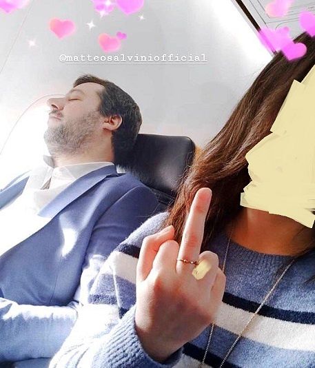 Salvini dorme in aereo, ragazza scatta un selfie col dito medio alzato: la foto è virale