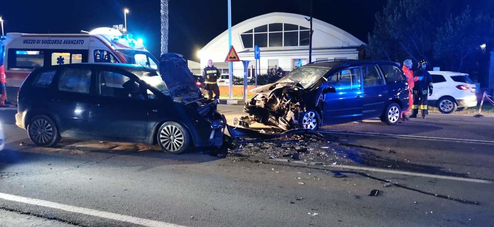 Cagliari, taglia la doppia striscia in viale Marconi e centra un’altra auto: 5 feriti in codice rosso