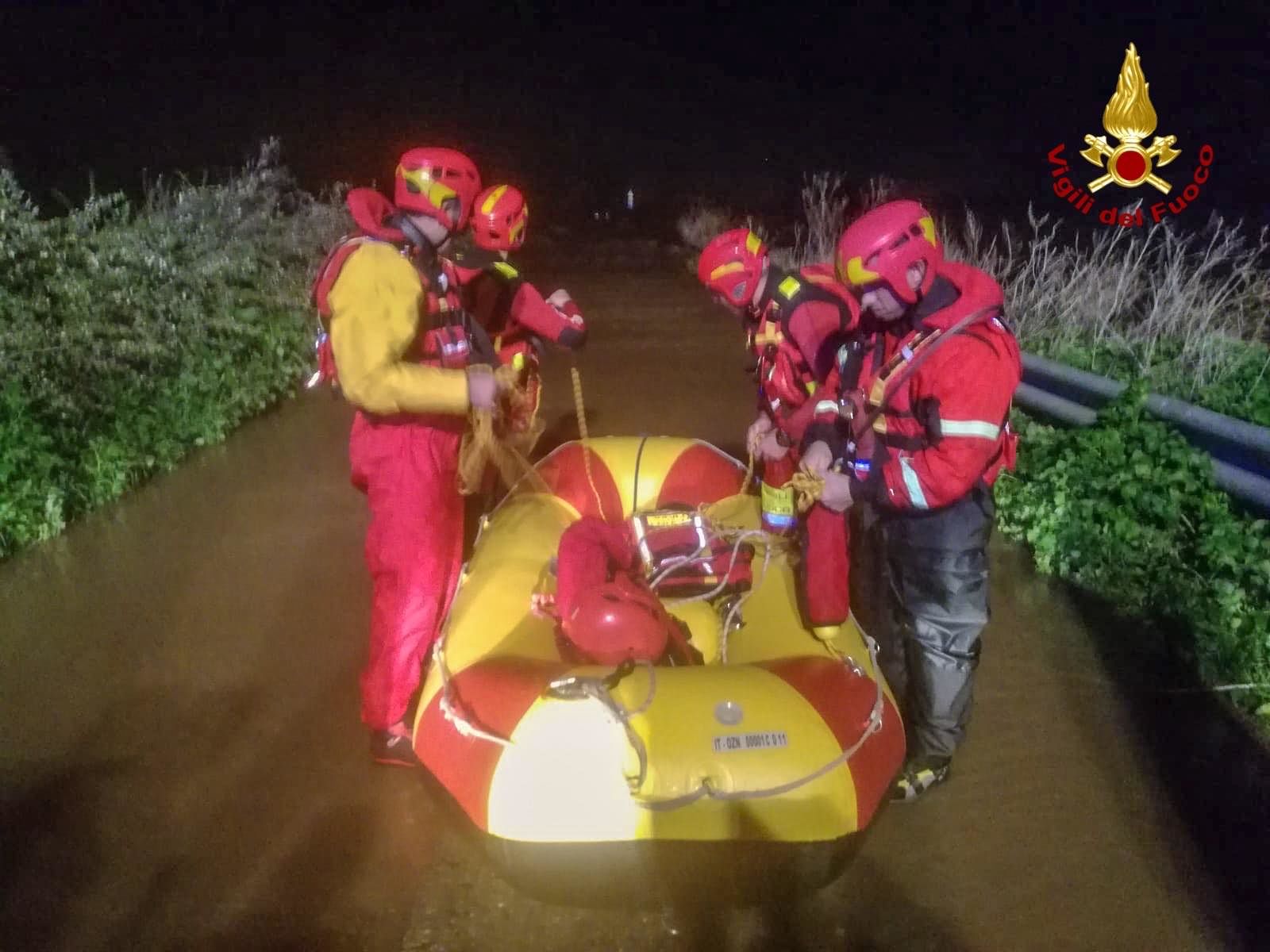 Oristano, paura nella notte: auto semi sommersa sul ponte di Silì, autista in salvo