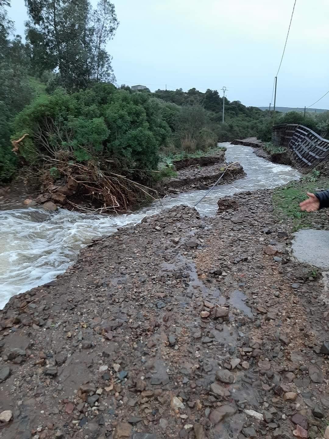 A Soleminis il fiume in piena “divora” la strada: “Nel rione di Misa siamo isolati”