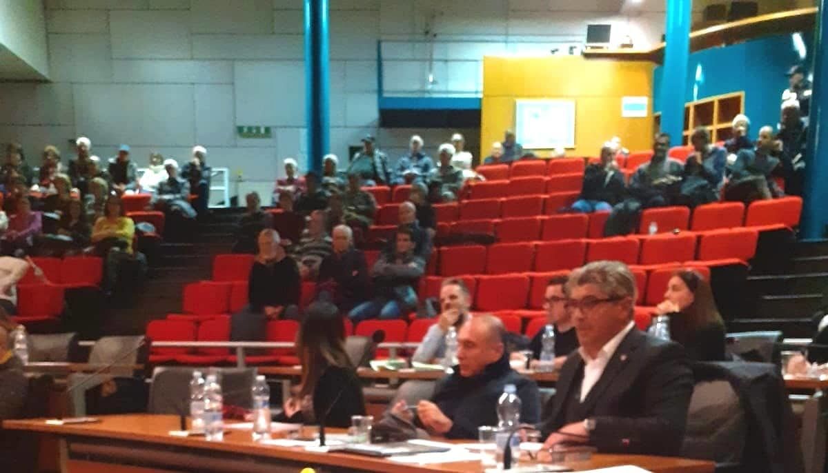 Assemini, caos in Consiglio sulle 2456 cartelle Imu: la minoranza abbandona l’aula