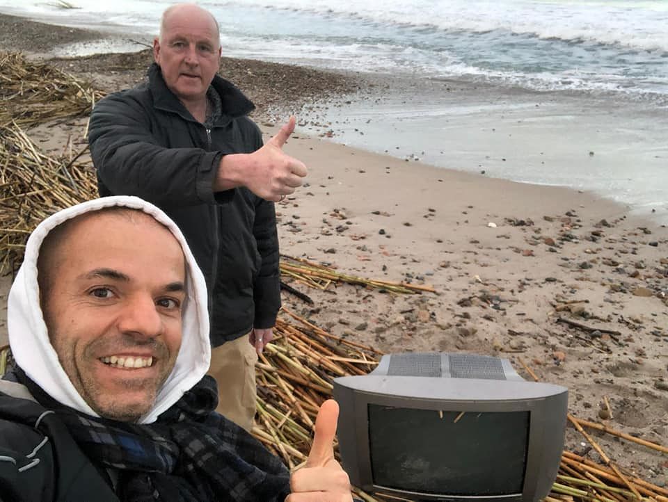 Quartu, la grande vergogna al Poetto: pezzi di frigo e televisori abbandonati in spiaggia