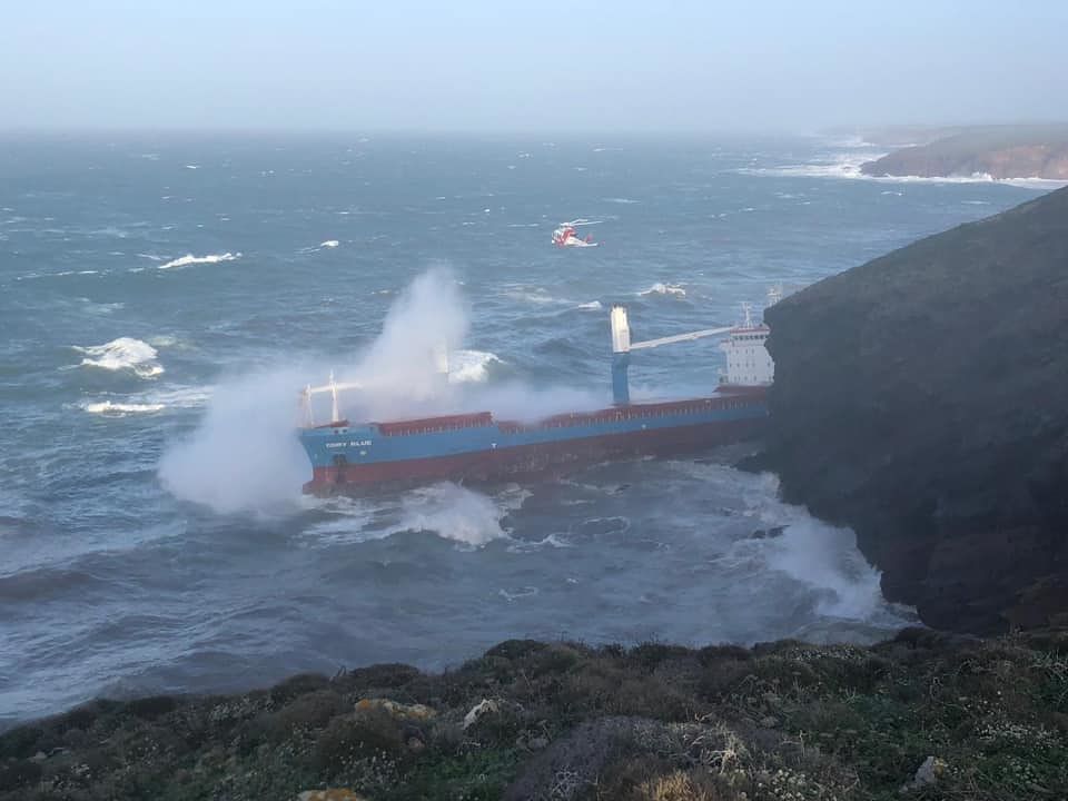 Maltempo, cargo si incaglia nelle coste di Sant’Antioco