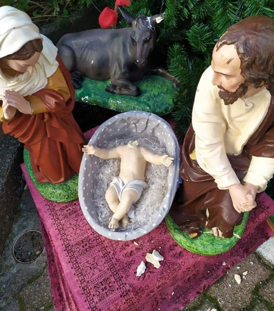 Vandali ad Arbus non si fermano neanche davanti al Presepe: decapitata la statua di Gesù Bambino