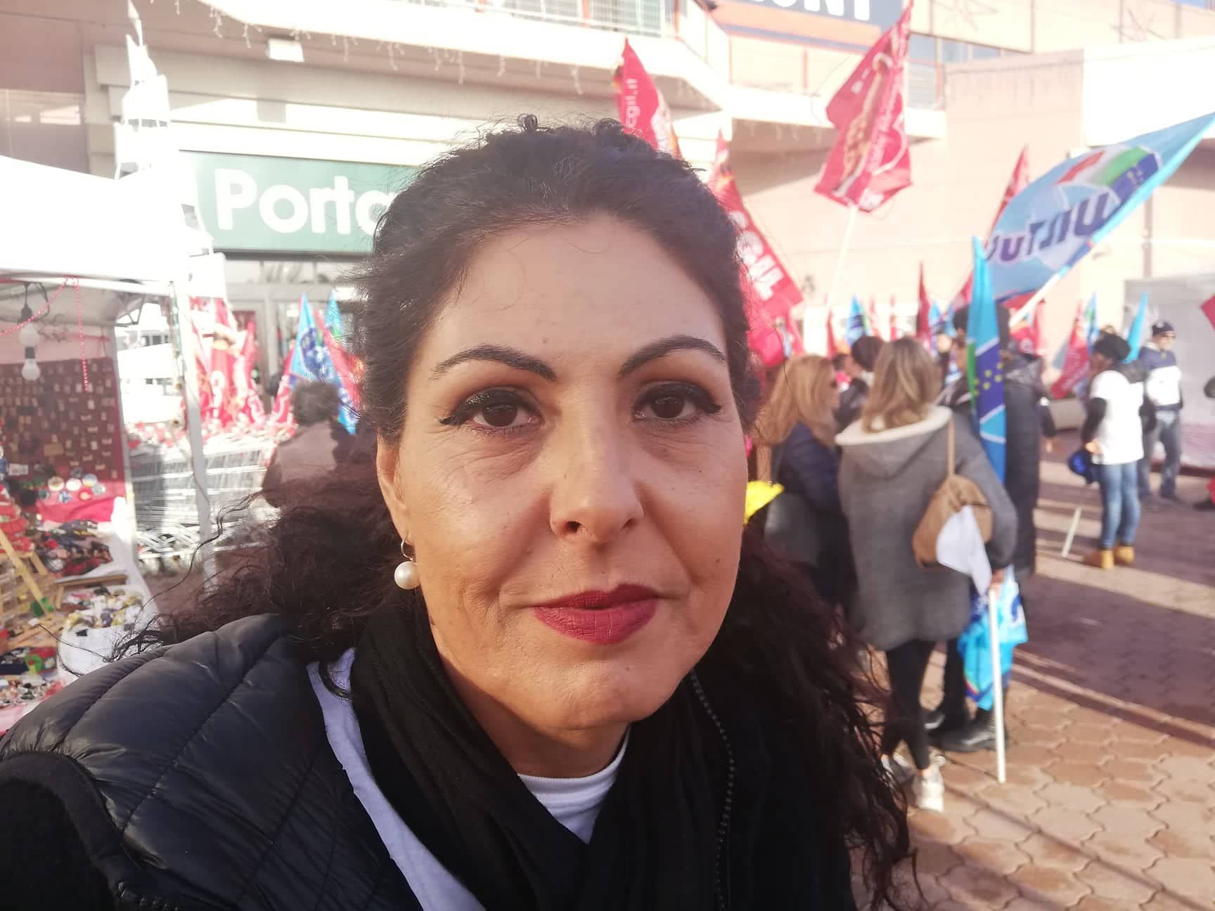 Carmen di Cagliari, cassiera all’Auchan: “Sono disperata, se mi licenziano chi mi darà 980 euro?”