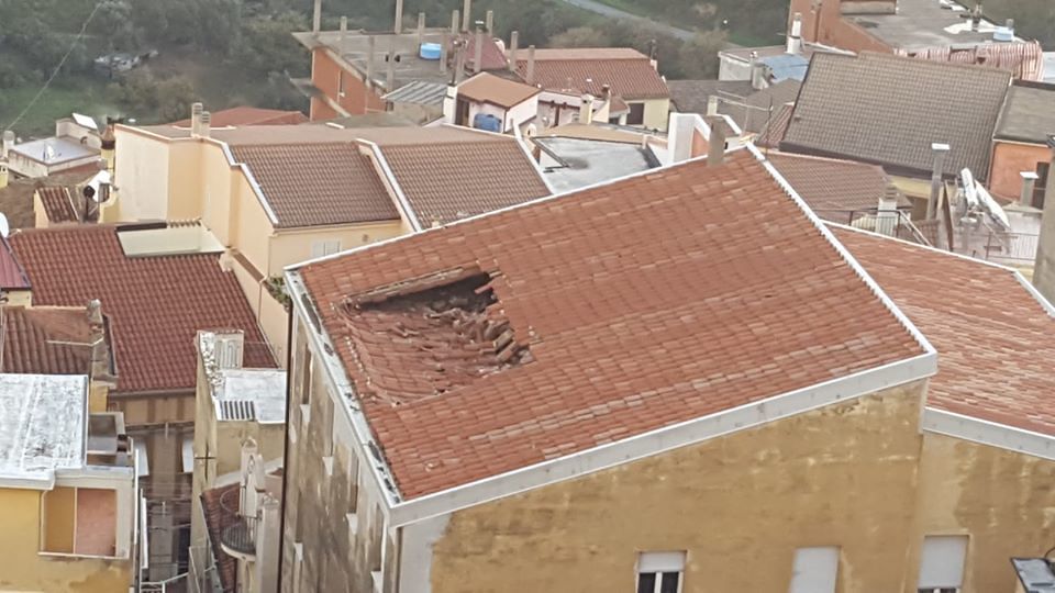 Paura a Lanusei, crolla parte del tetto della biblioteca comunale