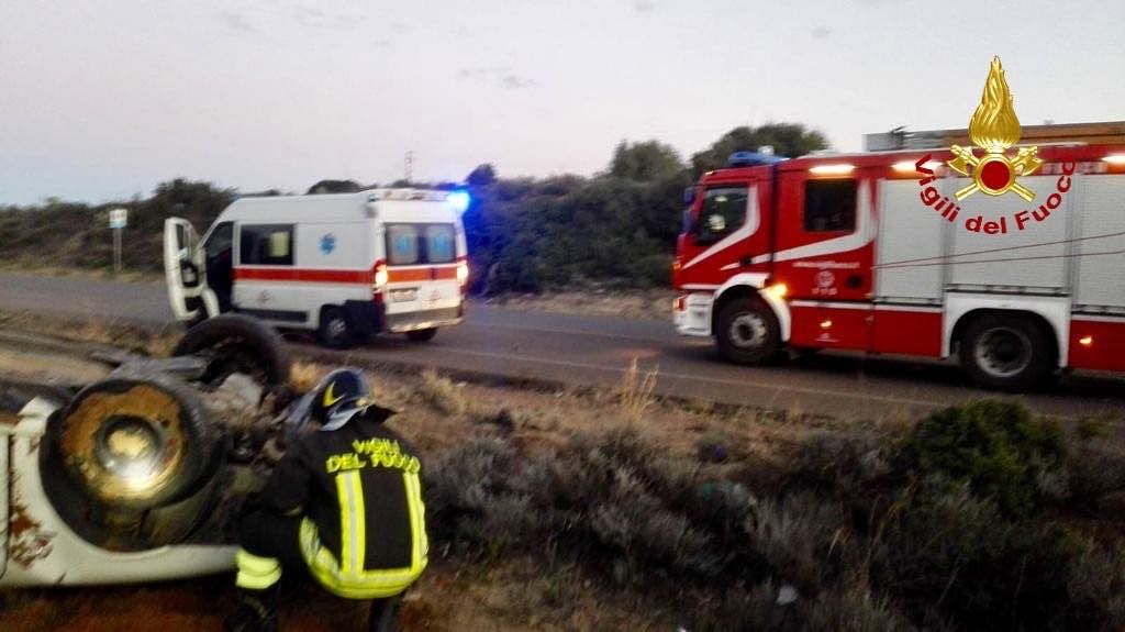 Carbonia, auto fuori strada sulla provinciale due: ferite tre persone