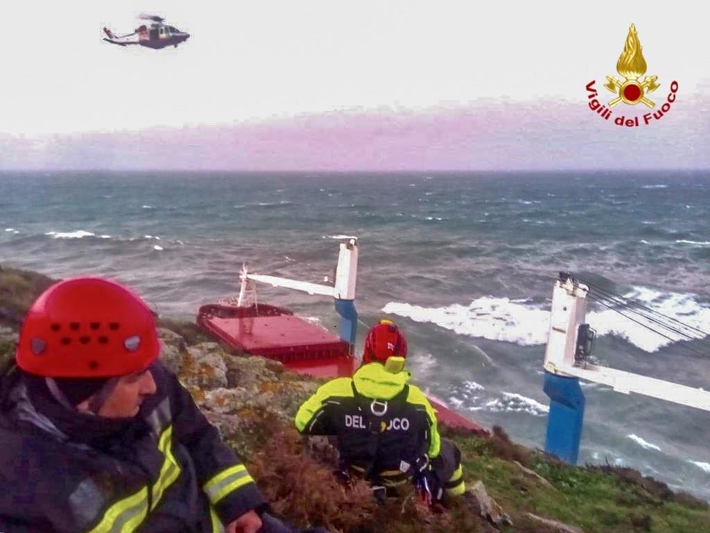 Nave cargo finisce sugli scogli a Sant’Antioco: in salvo l’equipaggio
