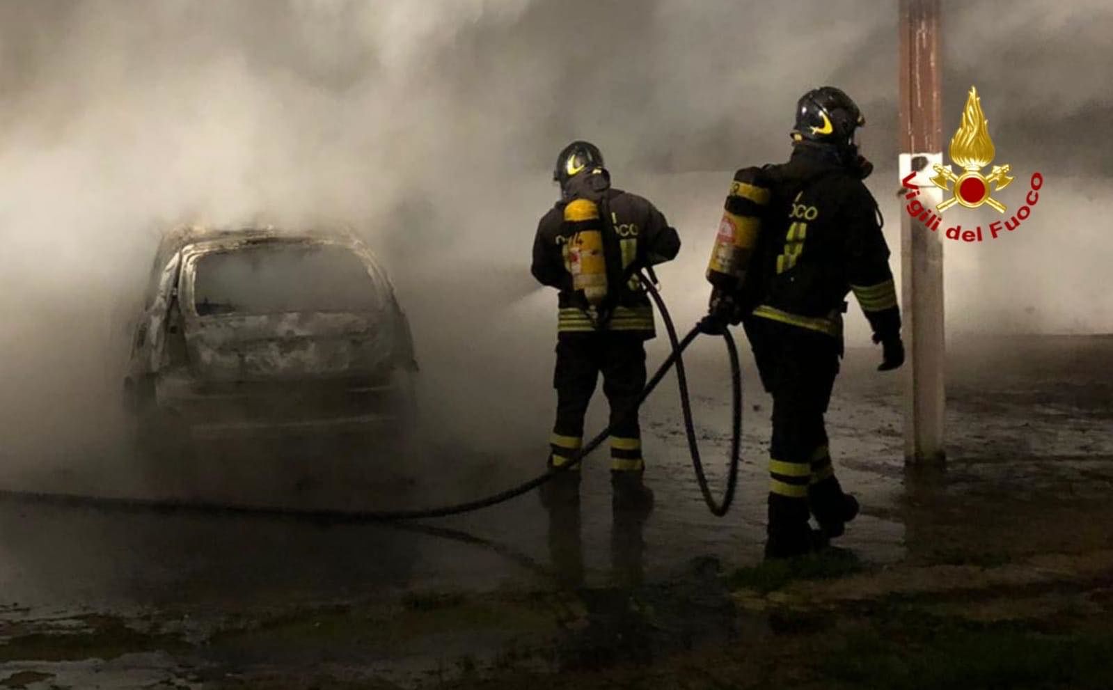 Assemini, auto in fiamme nella notte in un cortile: incendio domato dai vigili del fuoco