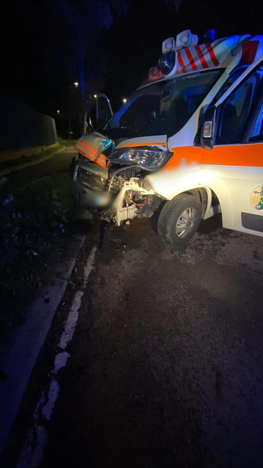 Monserrato, ambulanza si schianta contro un albero al Policlinico: “Vivi grazie alla bravura dell’autista”