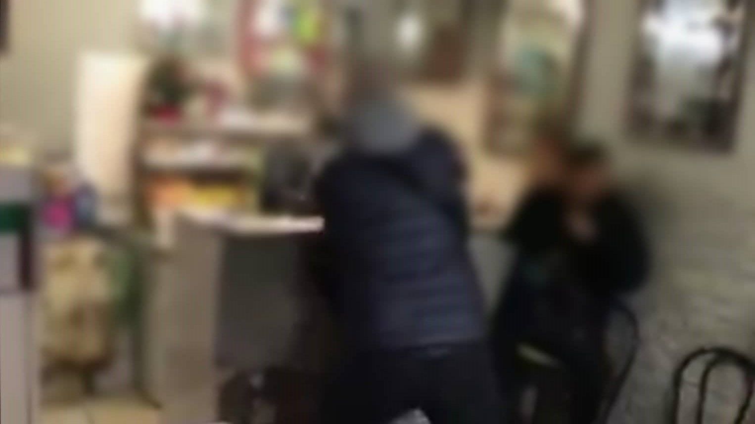 Cagliari, “il video della bottigliata a un ragazzo ancora su Youtube: per levarlo serve il suo consenso”