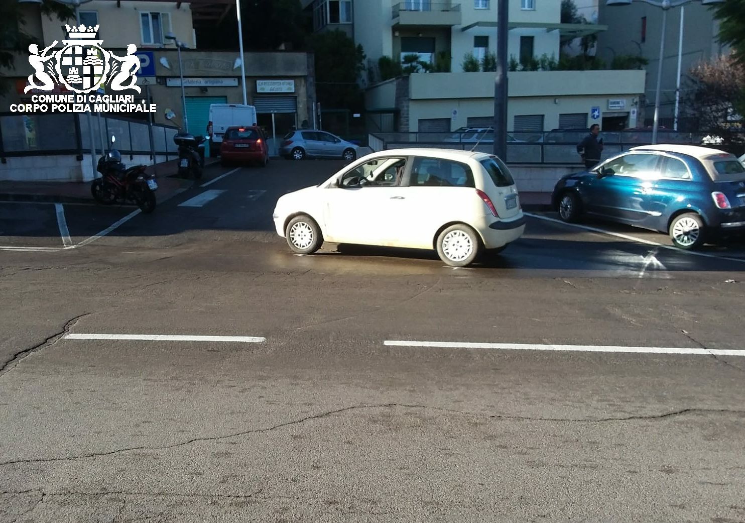 Via della Pineta, schianto tra auto e scooter: ragazzino minorenne in ospedale