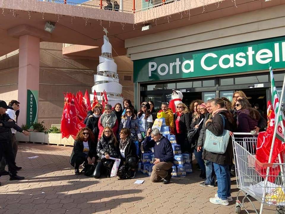 Cagliari, il grande cuore dei dipendenti disperati dell’Auchan: panettoni regalati ai poveri