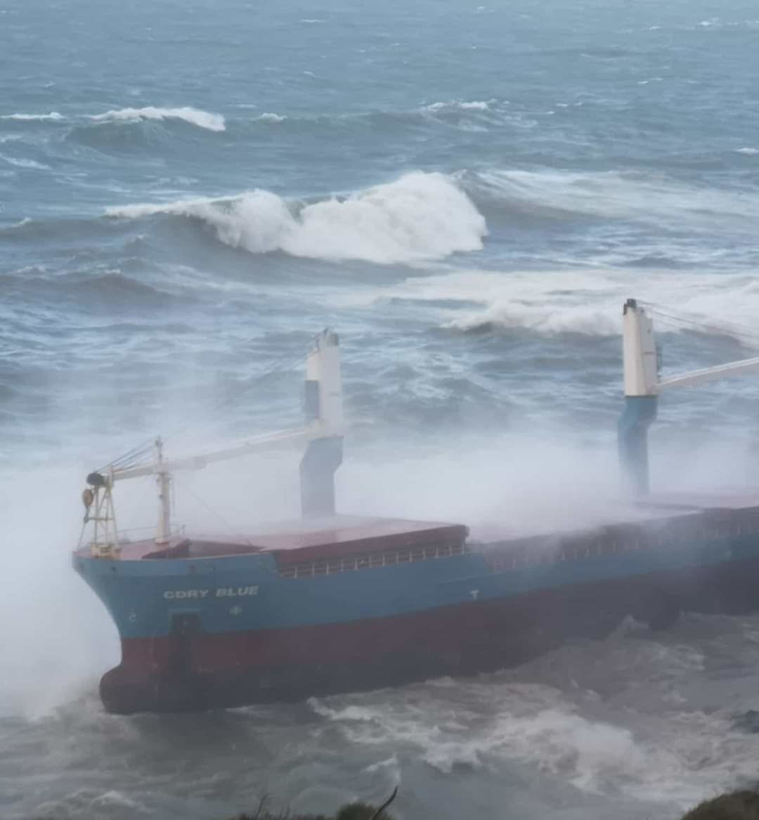 Mare in burrasca e vento fortissimo, “impossibile intervenire sul cargo incagliato a Sant’Antioco”