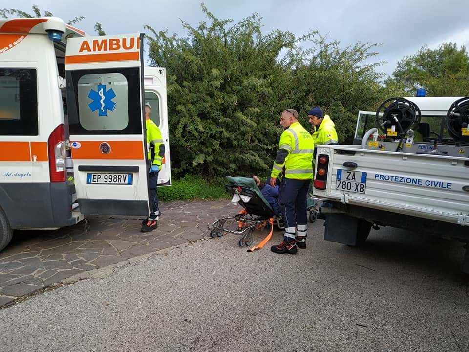 Sant’Antioco, folla di curiosi per il cargo incagliato: “Una donna è scivolata e si è fratturata una caviglia”