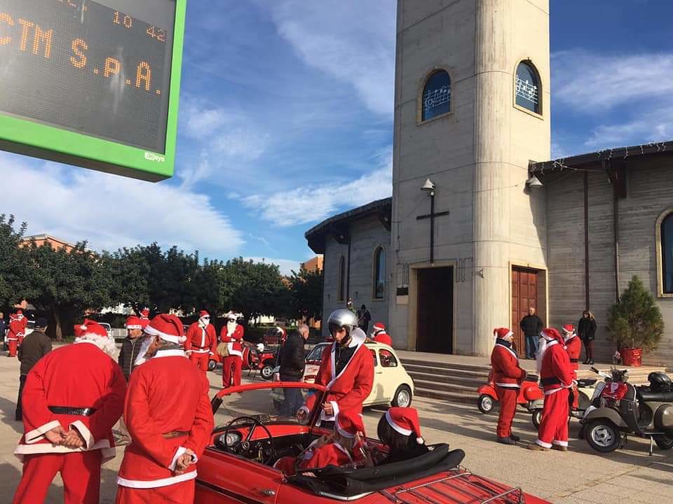 Monserrato, tutti pazzi per i Babbi Natale in 500 e Vespa: maxi sfilata dal Parco Magico ai giardinetti