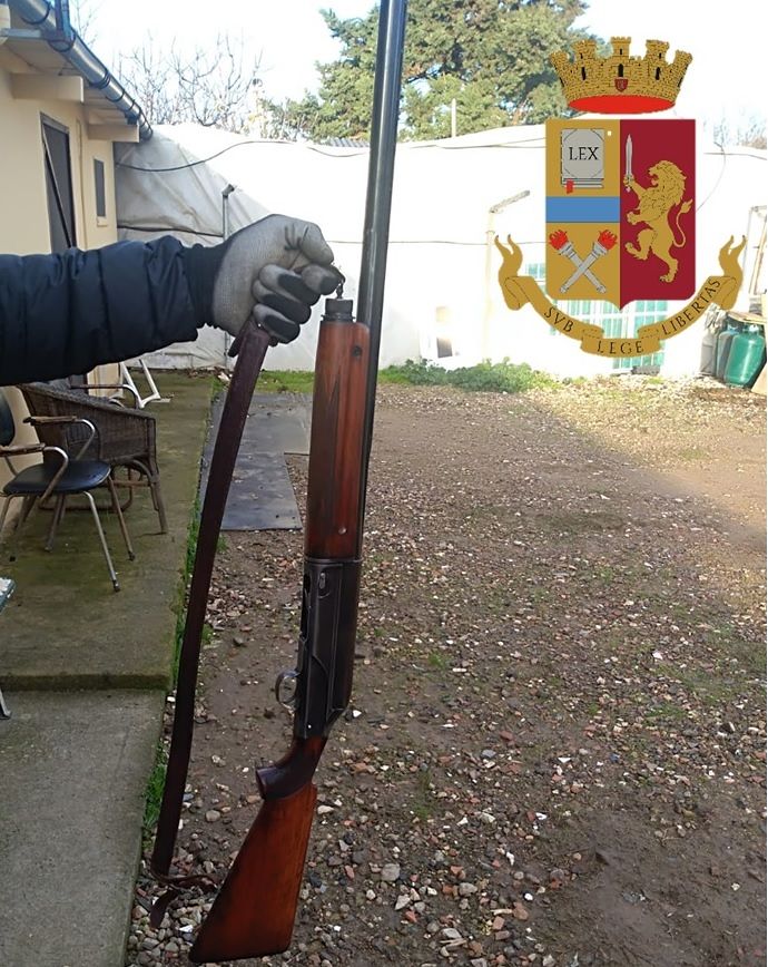Nasconde in casa un fucile, un pugnale e 55 cartucce: pregiudicato in manette ad Assemini