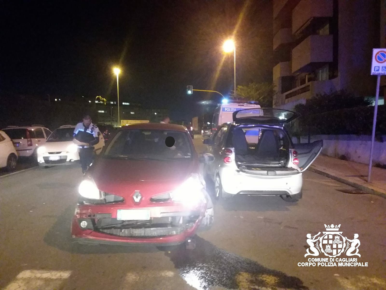 “Salta” la corsia e si schianta contro un’altra auto, 70enne di Cagliari trovata ubriaca alla guida