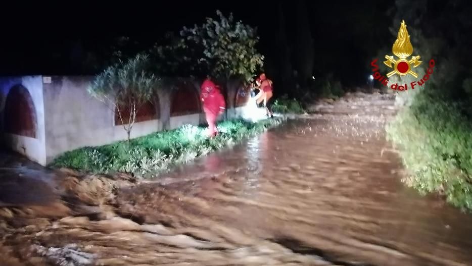 Bomba d’acqua sul Cagliaritano, automobilisti intrappolati e case allagate: è caos maltempo