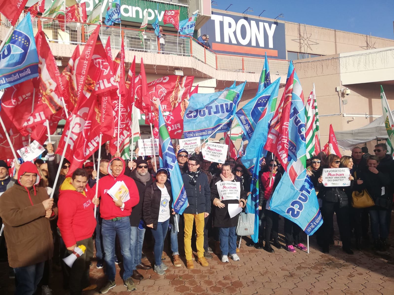 Cagliari, maxi sciopero dei lavoratori Auchan: “Natale drammatico per colpa di Conad, che fine faremo?”