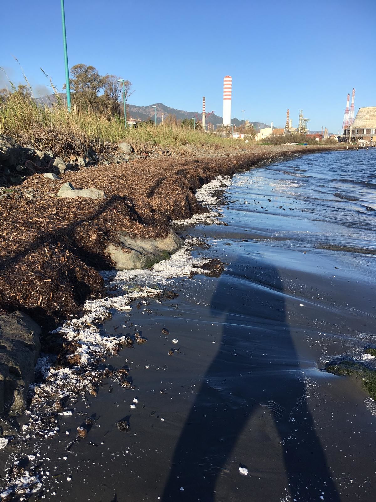 Sarroch, “incidente alla Saras: il mare si riempie di paraffina”