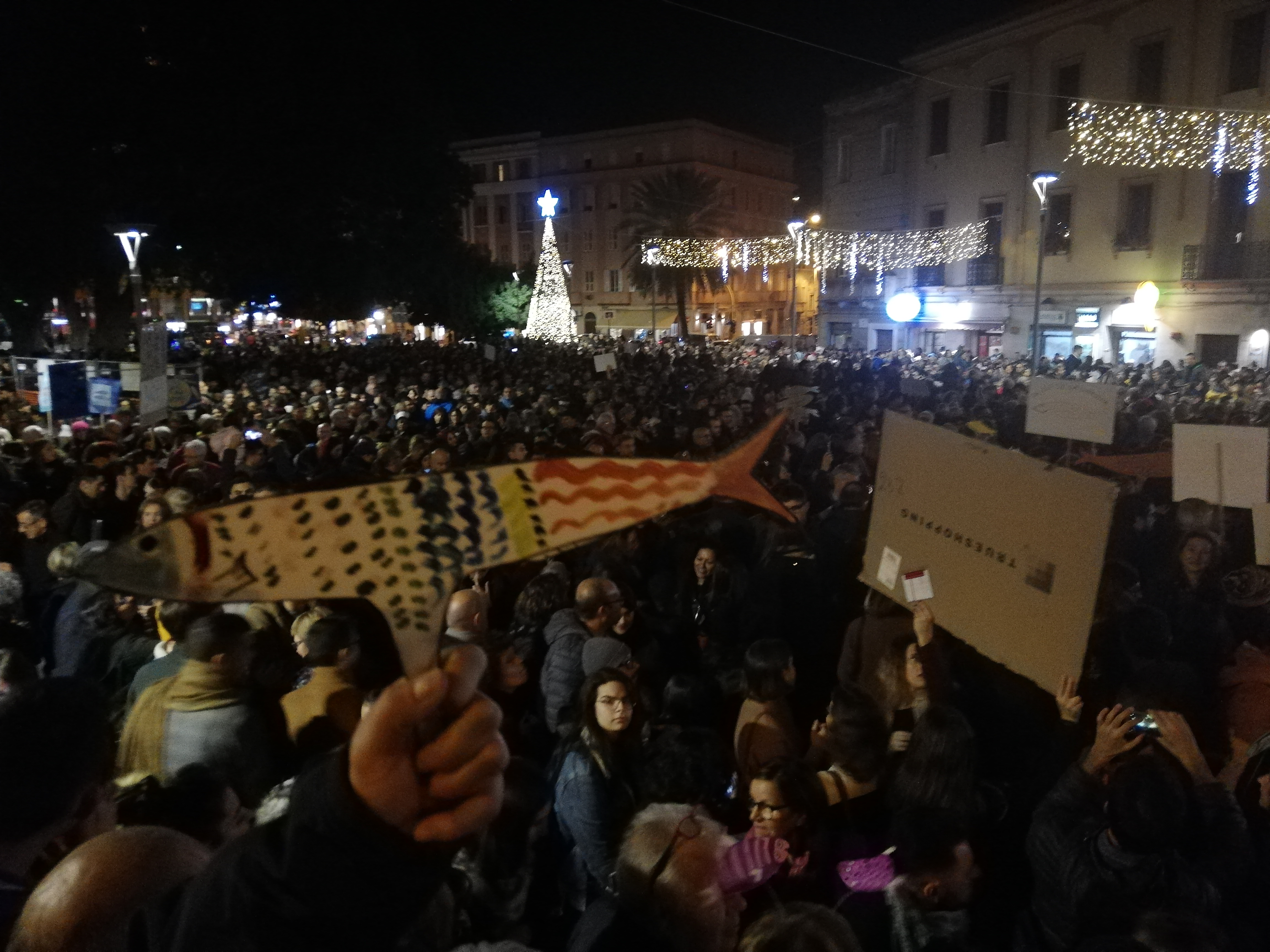 Cagliari, 5mila sardine in piazza Garibaldi: “Uniamoci tutti contro fascismo e populismo”