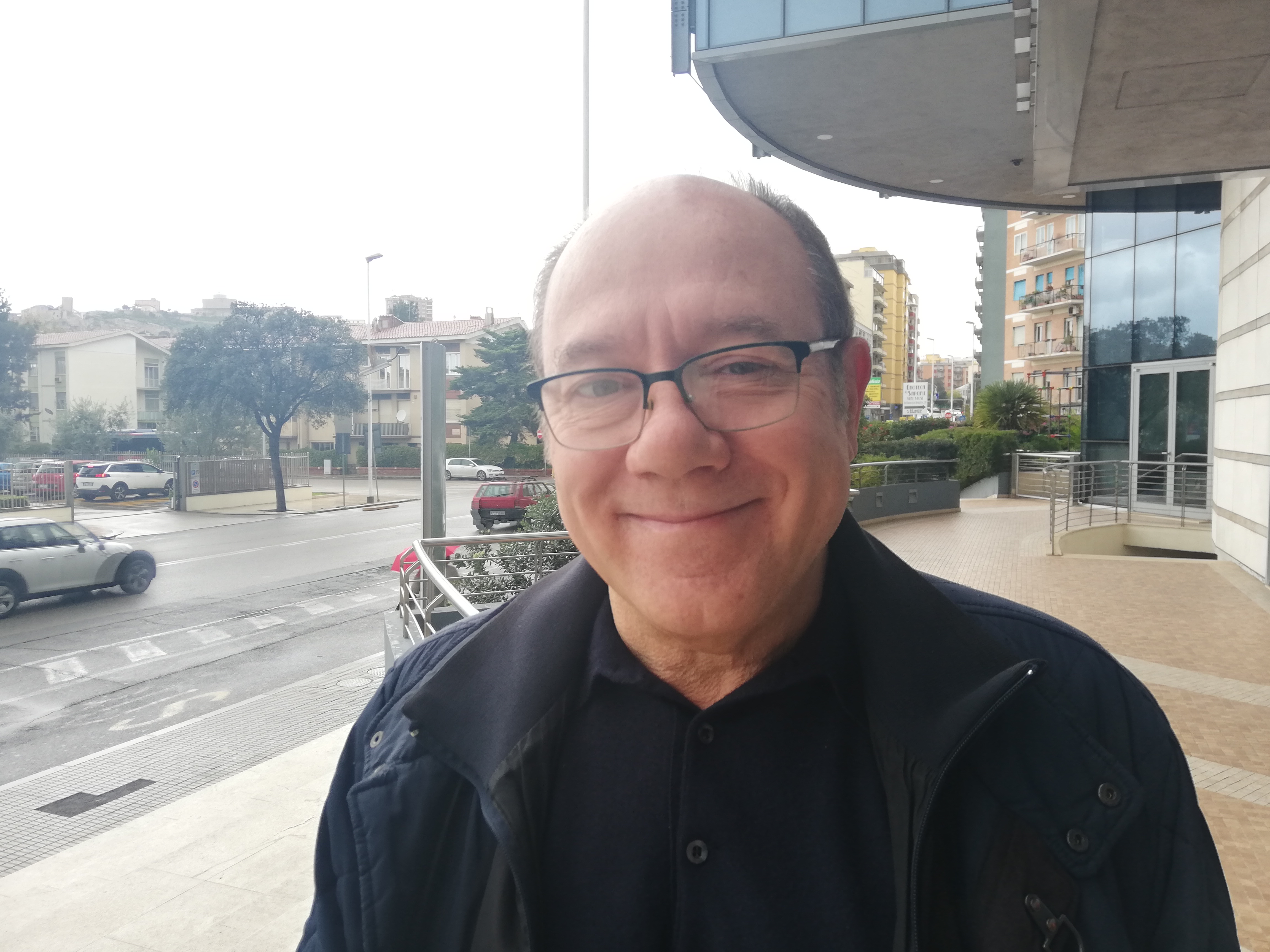 Carlo Verdone è a Cagliari: “Adoro i formaggi e raviolini sardi, pazienza per il colesterolo”