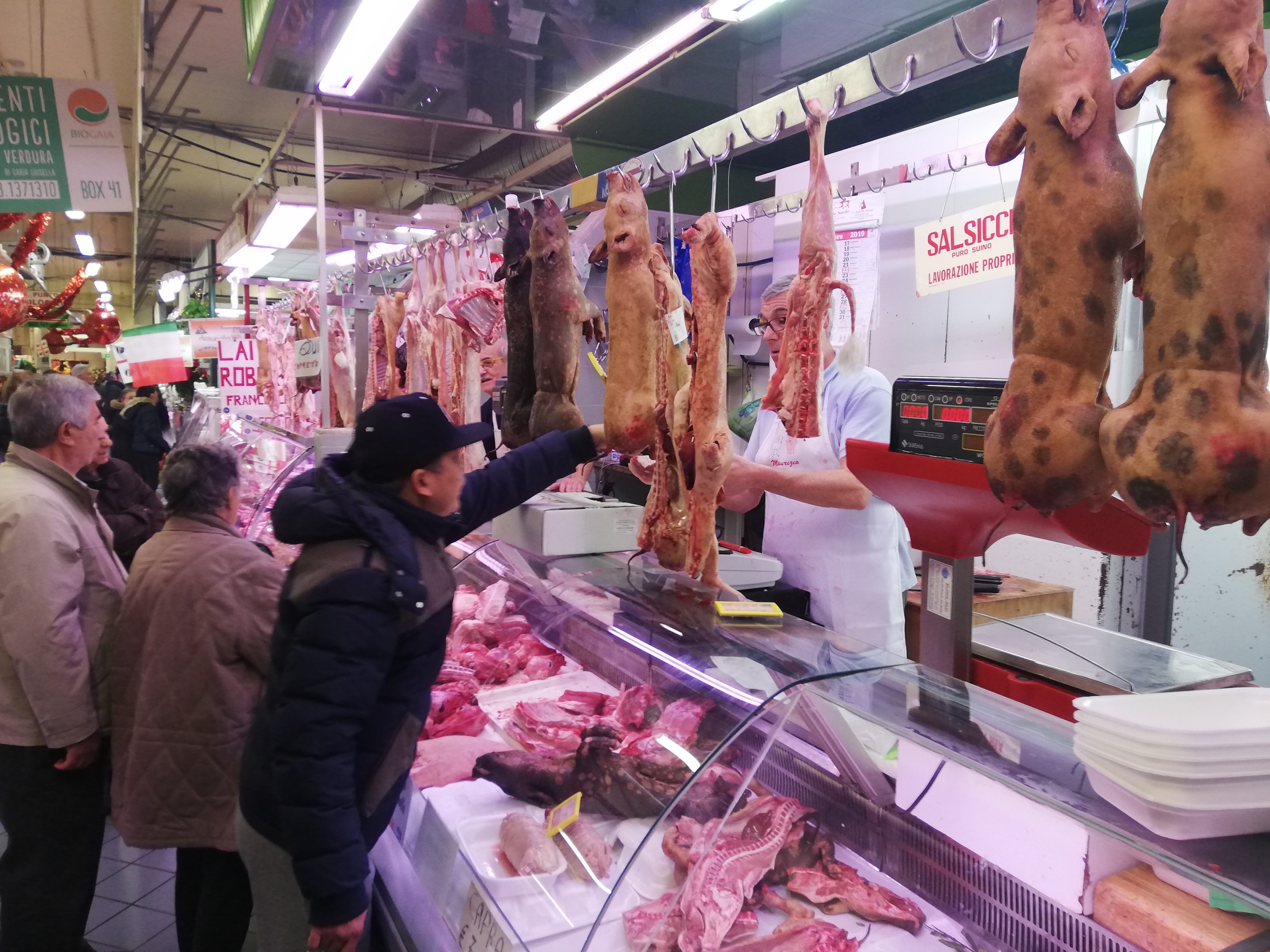 Natale a Cagliari, pienone ma casse semivuote al mercato di San Benedetto: “Non tira nemmeno l’agnello”