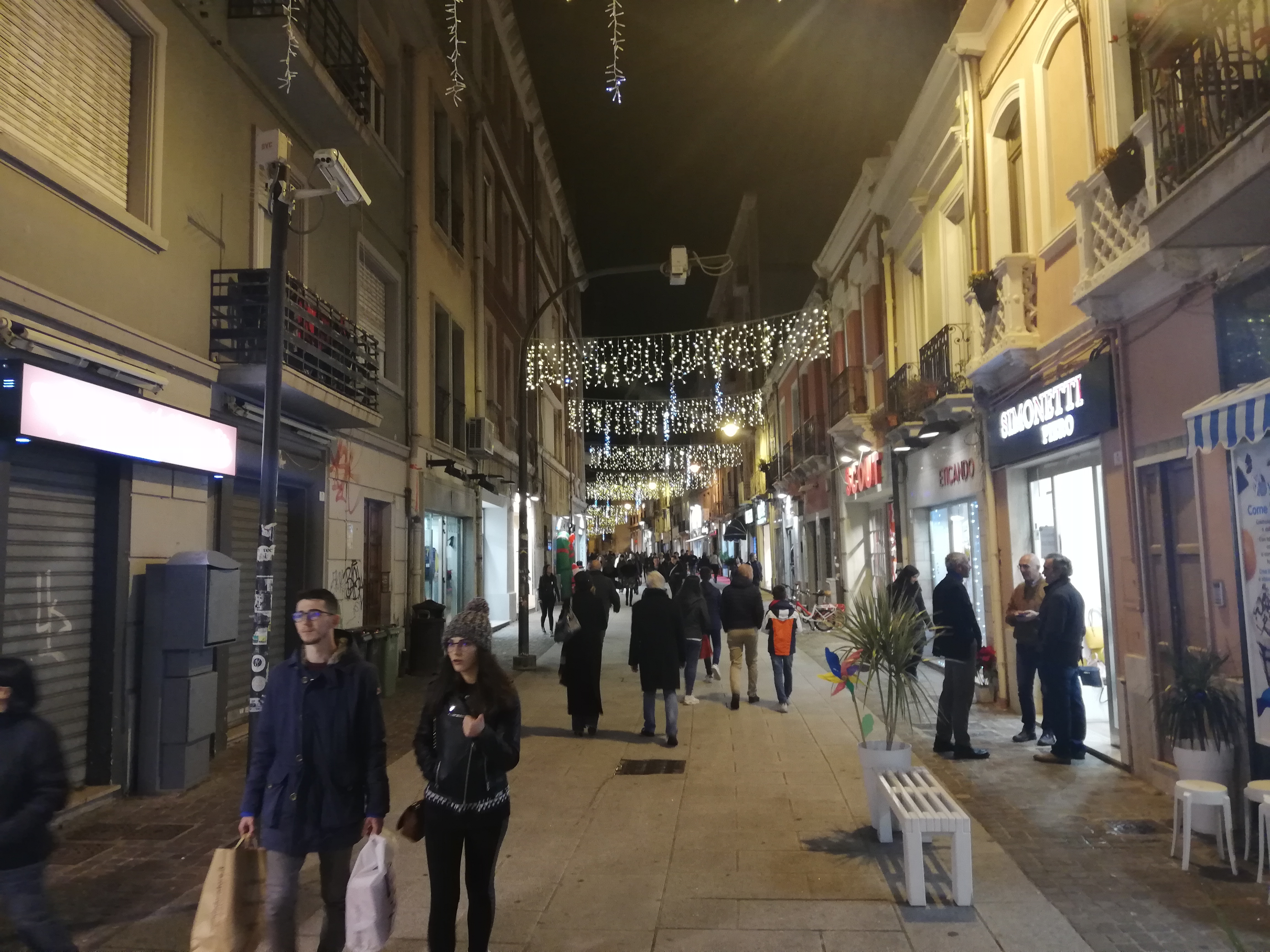 Vigilia di Natale a Cagliari, folla ma molte mani vuote nelle vie dello shopping: pochi acquisti “last minute”