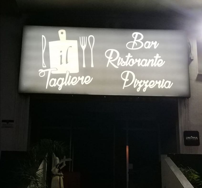 Cagliari, paura in via Camalattia: incendio devasta il ristorante “Il Tagliere”