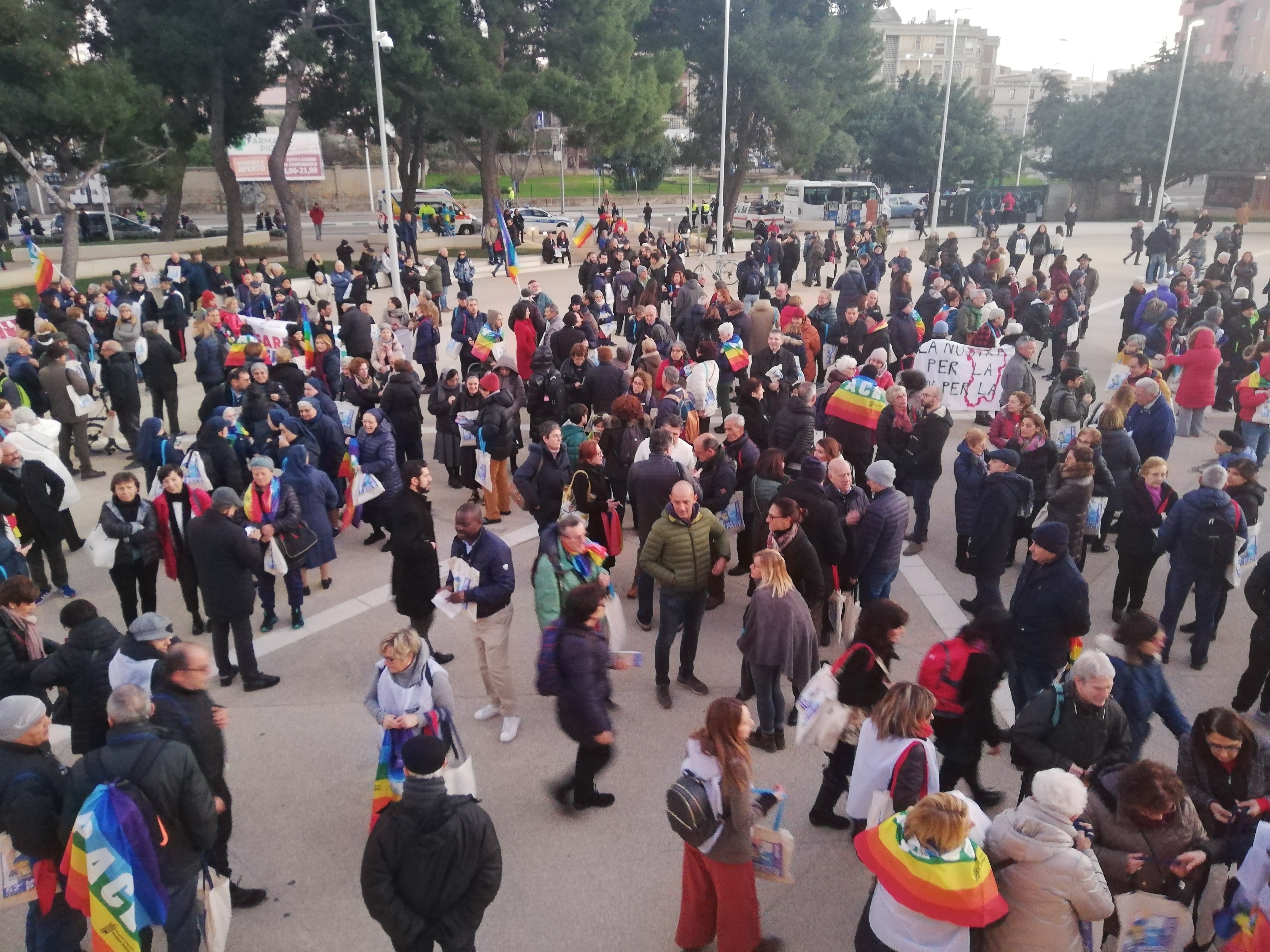 La marcia per la pace colora Cagliari: “Diritti per tutti, non contano colore della pelle o religione”