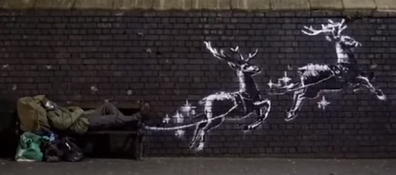 Banksy colpisce ancora: il clochard diventa Babbo Natale