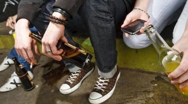 Finisce in coma etilico a 17 anni, i suoi amici lo filmano col telefonino