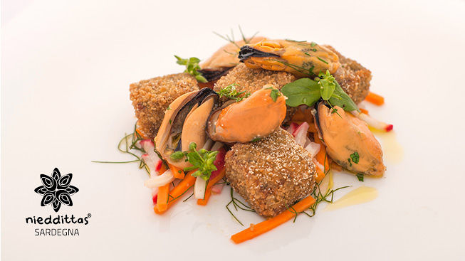 Sulla tavola di Natale eccellenze del food made in Sardegna. Terrina di maialino croccante e cozze Nieddittas