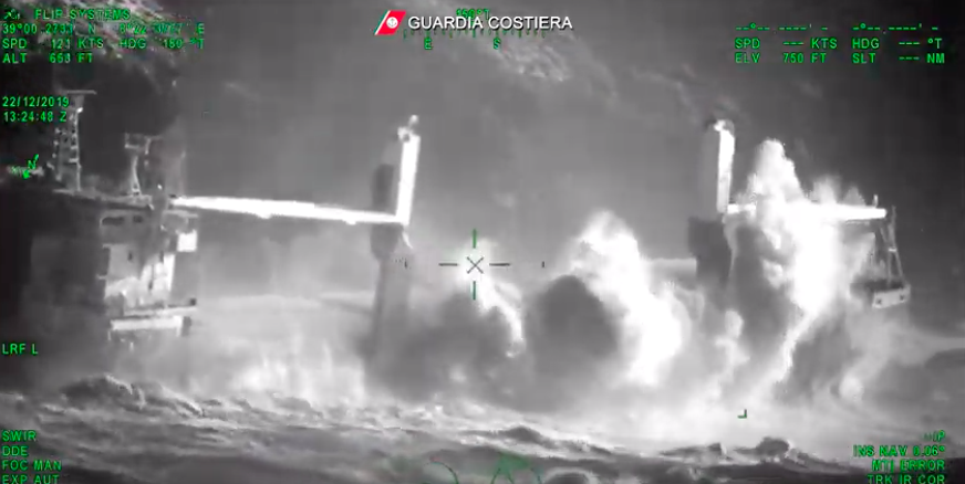 Nave incagliata a Sant’Antioco, prosegue il monitoraggio: si temono sversamenti di idrocarburi