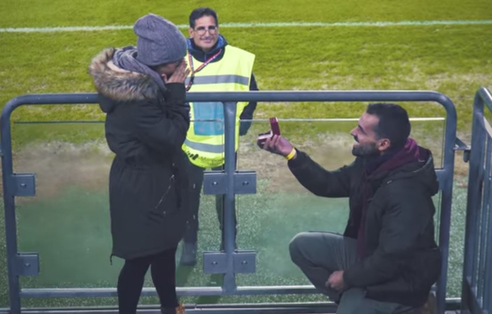 Cagliari, proposta di matrimonio durante la partita con la Samp: “Cinzia, vuoi sposarmi?”