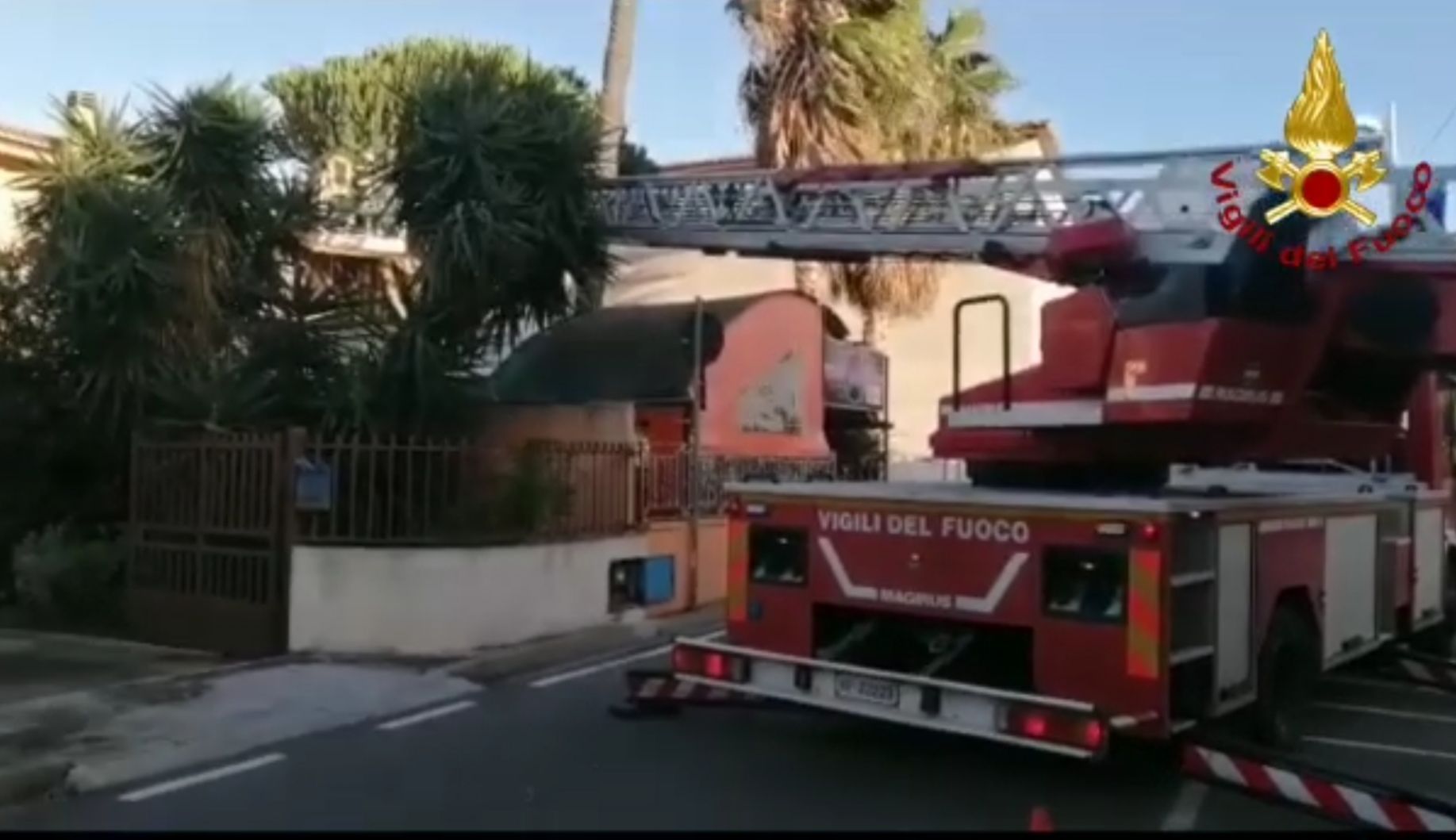 Sarroch, grosso pino si schianta sopra un pub in via Donizetti