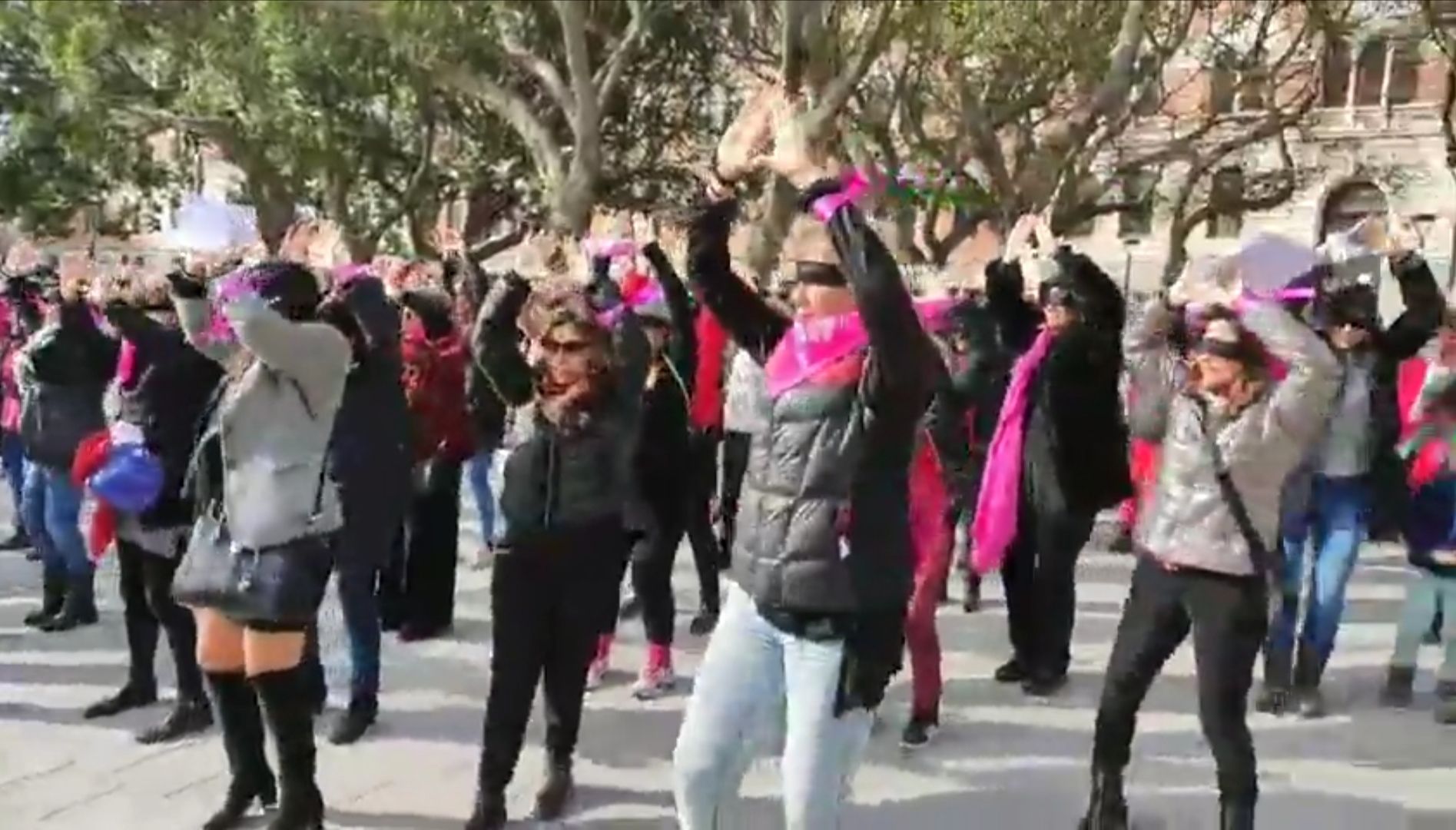 Cagliari, flash mob delle femministe in piazza Garibaldi: “E lo Stato oppressore è un macho strupratore”