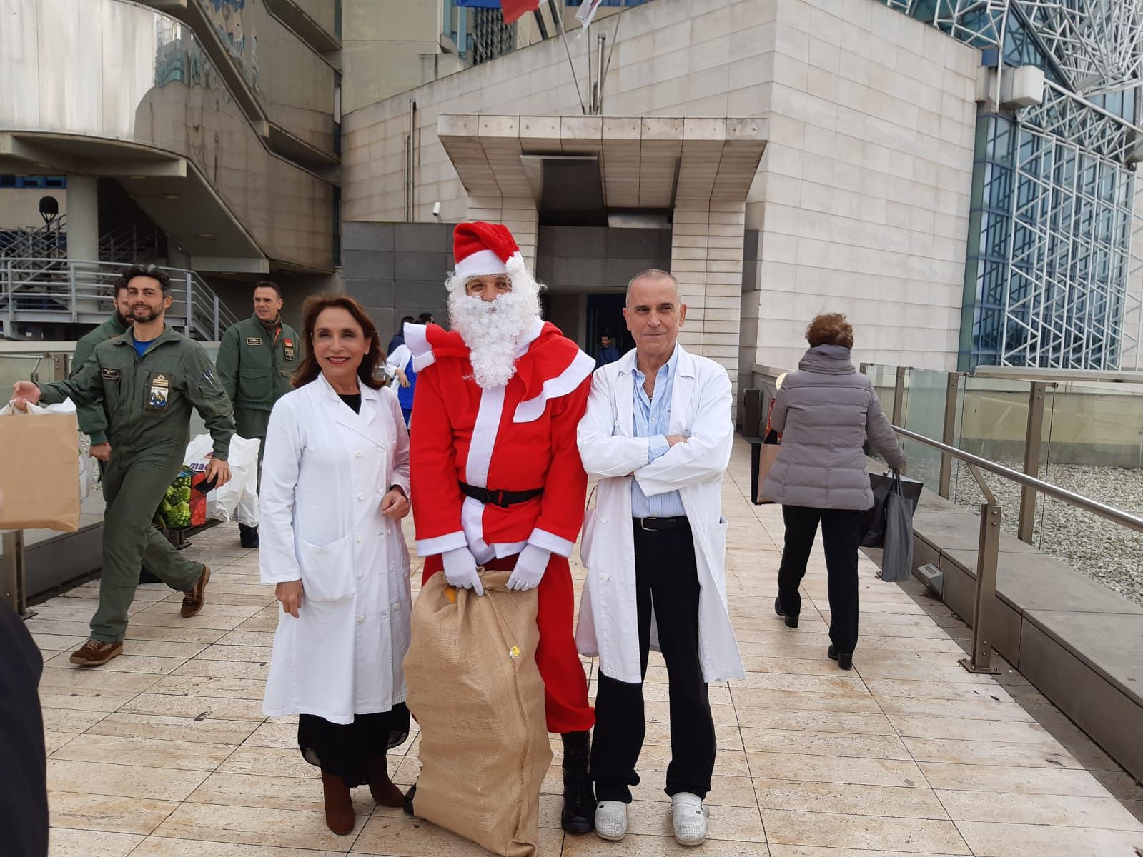 Cagliari, Babbo Natale arriva in elicottero al Brotzu: sacco pieno di doni per i bimbi malati