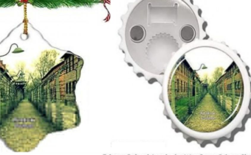 Amazon ritira dalle vendita decorazioni natalizie e apribottiglie a tema “Auschwitz” dopo lo sdegno degli acquirenti inorriditi