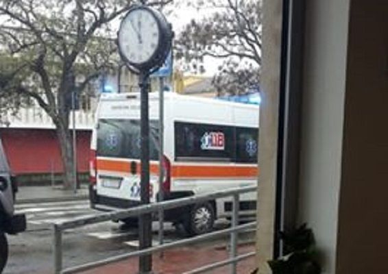 Paura ad Assemini, 90enne in coda all’ufficio postale sviene dopo un malore