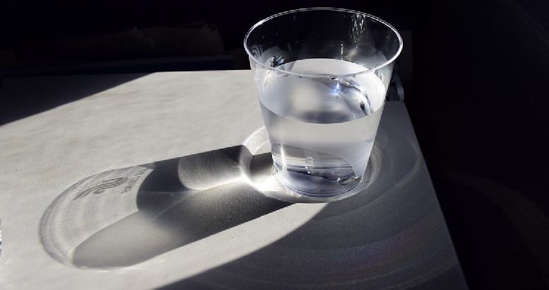 Acqua potabile venduta come medicina, indagato un 54enne