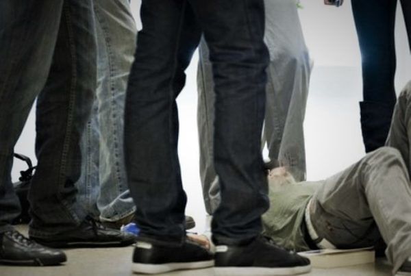 Picchiato perché gay, ragazzo preso a bottigliate in strada da dieci persone