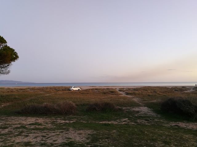 “Poetto, le cafone parcheggiano l’auto in mezzo alla spiaggia per farsi i selfie: segnalate alla Polizia Locale”